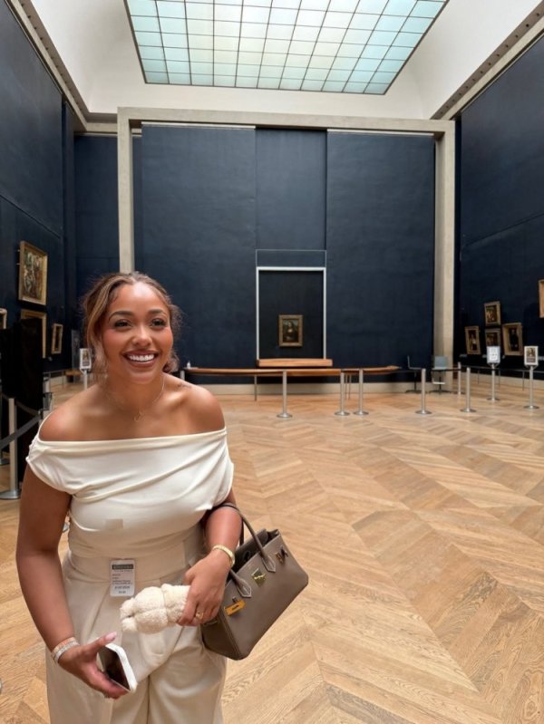 Nghi ngờ đặt chỗ? Thị trấn và bạn gái của anh ấy đã đến thăm Louvre: Rất hiếm khi thấy Mona Lisa rất