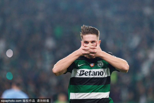 Có tin đồn rằng Manchester United cạnh tranh với Arsenal cho tiền đạo Thụy Điển. Victor Jokires có t